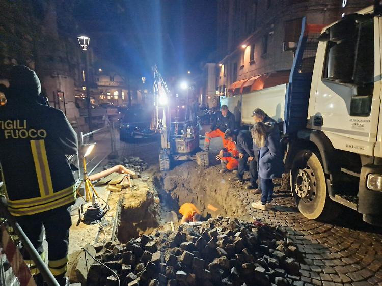 Fuga di gas in piazza della Pace: scavi e intervento dei Vigili del fuoco