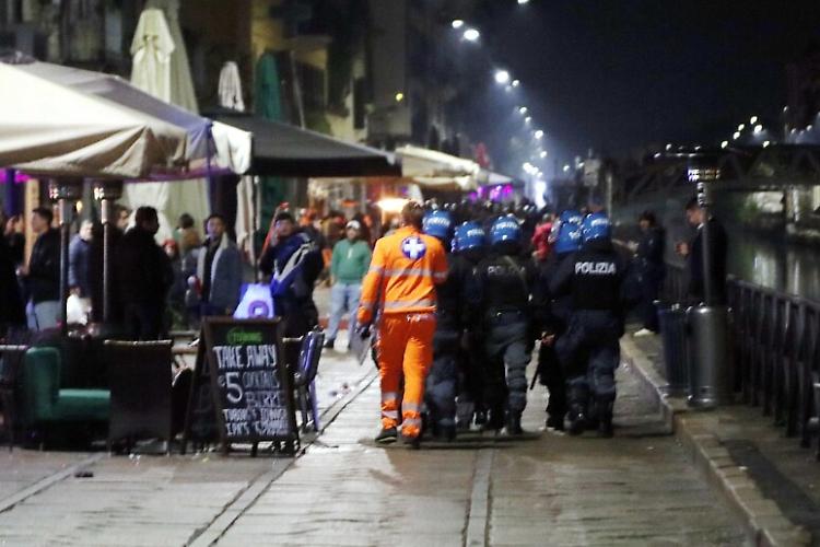 Scontro tra tifosi sui Navigli, francese accoltellato