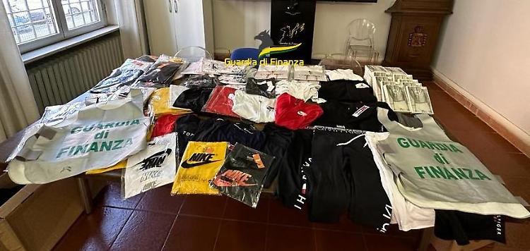 Guardia di Finanza, sequestrati 500 capi di abbigliamento contraffatti
