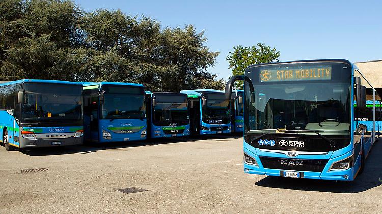 Autobus a singhiozzo e proteste