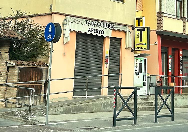Truffa il tabaccaio, lo investe con l’auto e fugge