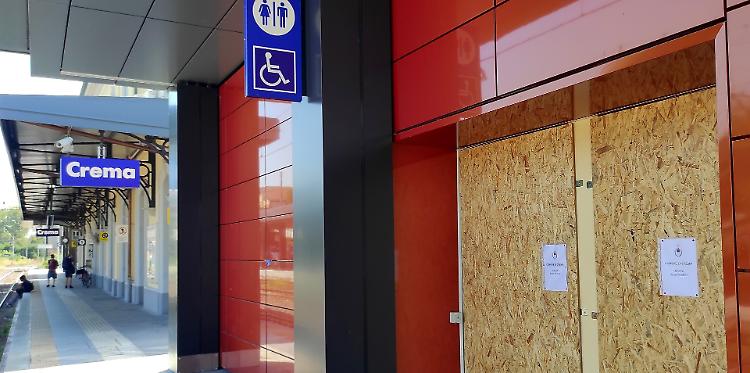 Bagni della stazione, altro inghippo: da tre mesi inaccessibili