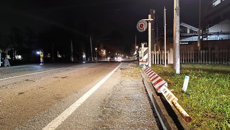 Cede la sbarra, passaggio a livello di viale Santa Maria ko