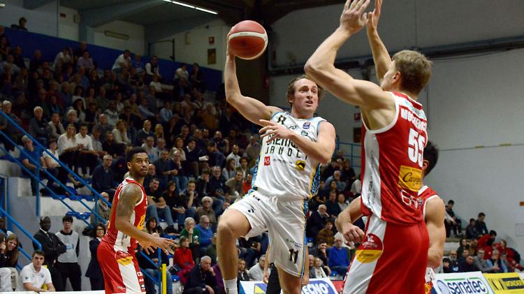 Collettivo e continuità Vanoli, per Pesaro non c'è nulla da fare (96-69)