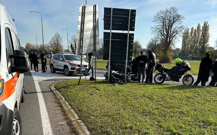 Scontro tra automobile e moto, 52enne ricoverato in ospedale