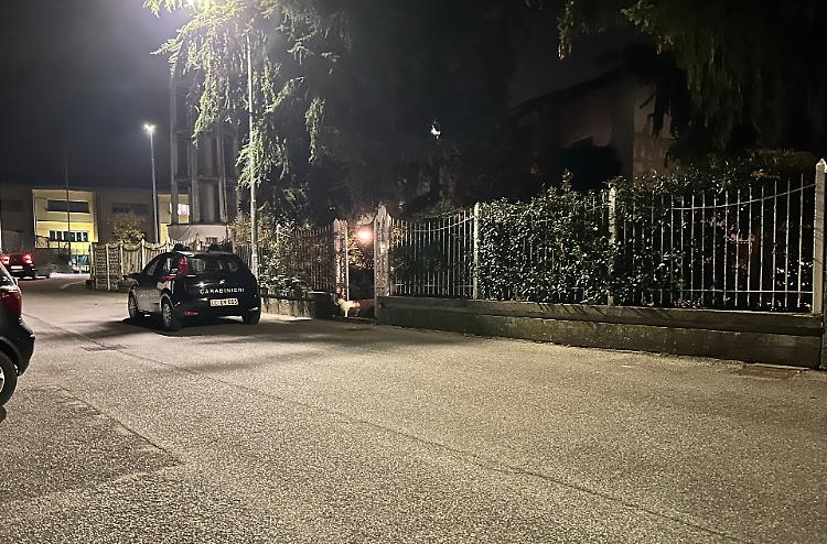 Oro e monili arraffati da una casa e attrezzi per la legna rubati in un’azienda agricola