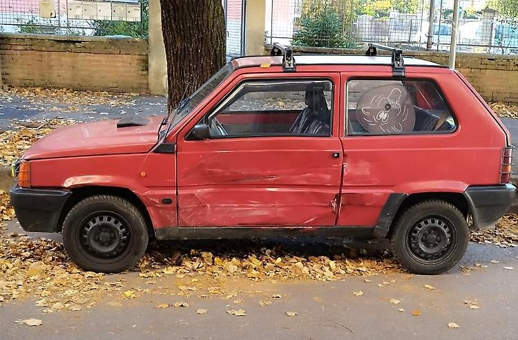 Danneggia l’auto parcheggiata in via Cavour e fugge