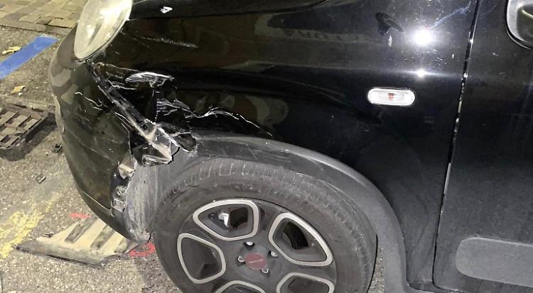 Danneggia un'auto poi fugge e perde il cric