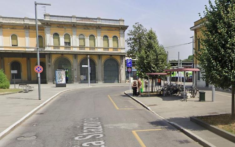 Ubriachi, danneggiano l'auto del tassista che rifiuta la corsa e fanno scappare altri clienti