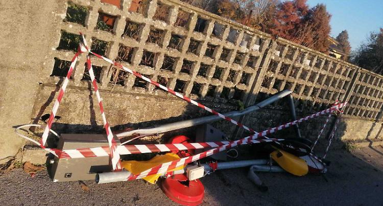 Abbatte cartelli e semafori, incastrato dai filmati