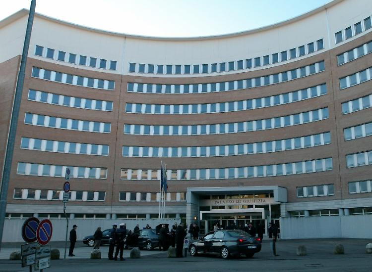 Violenza sessuale sui figli della compagna, 5 anni e 8 mesi per l'orco