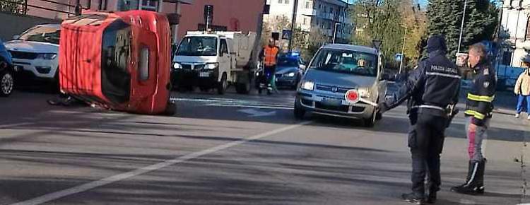 Incidente in via IV Novembre: auto si ribalta