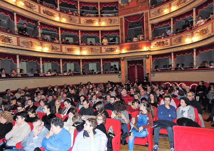 Lavori al teatro Sociale. Mobilitati per i fondi