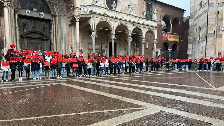 A scuola flash-mob e panchine rosse per insegnare il rispetto