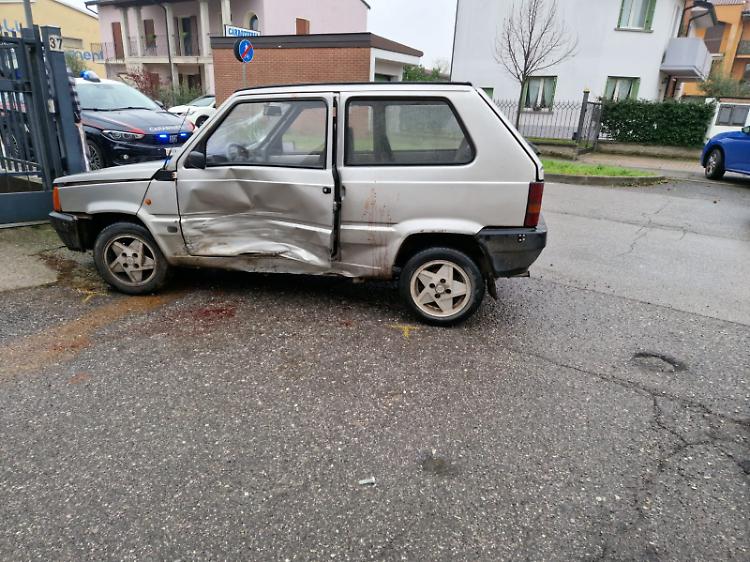 Scontro in pieno centro: 71enne al pronto soccorso