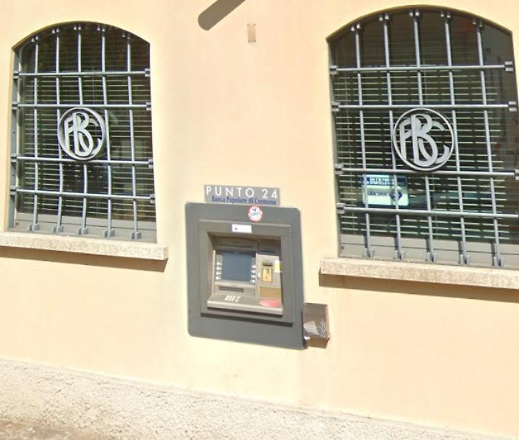 Boato nella notte: lo sportello bancomat resiste