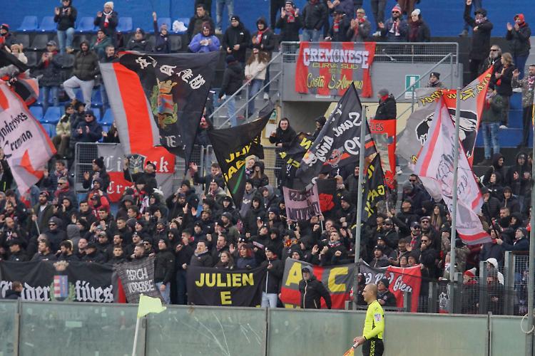 Affianca il pullman dei tifosi grigiorossi e lo danneggia,  Daspo di 8 anni