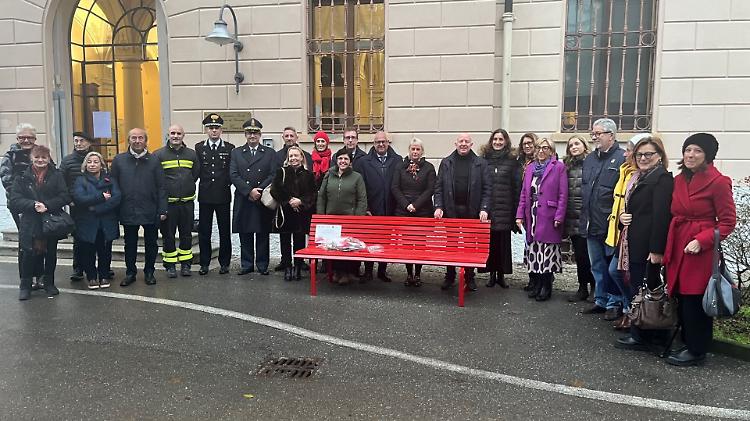 Ats Val Padana, inaugurata la panchina rossa per combattere i femminicidi
