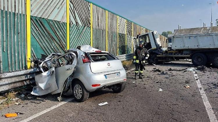 Cremona, schianto e auto capottata a porta Milano