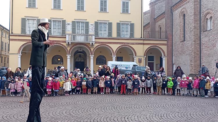 Fatf: in 400 in piazza Duomo incantati dalle piccole storie