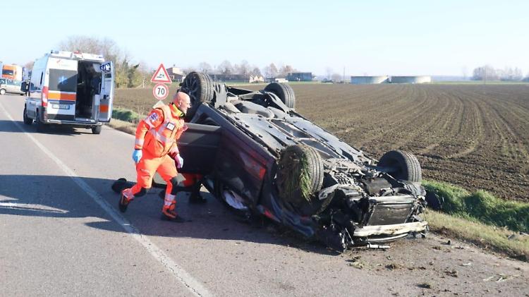 Incidente, auto ribaltata sulla Sabbionetana