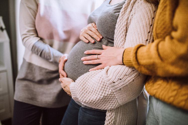 Tumore al seno con ‘gene Jolie’: la gravidanza è sicura per mamma e bambino