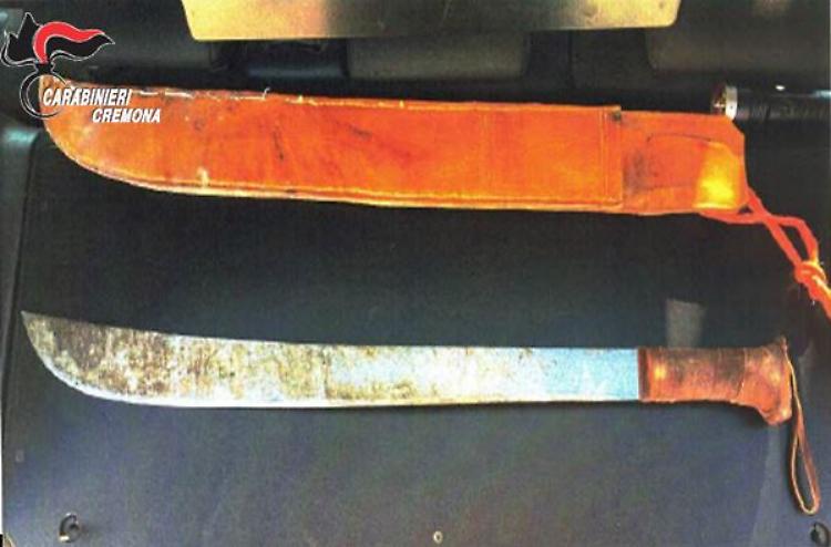 Aggredisce un uomo con il machete, denunciato 51enne