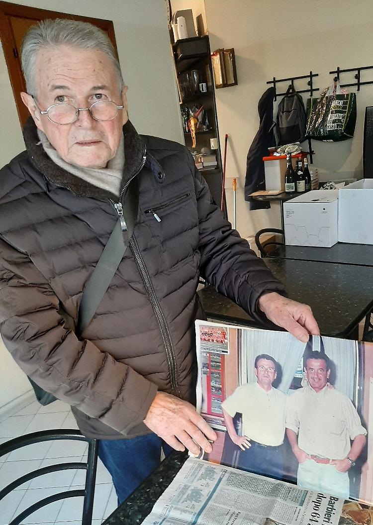 Il volontario del pettine: «Aiuto chi ha bisogno»