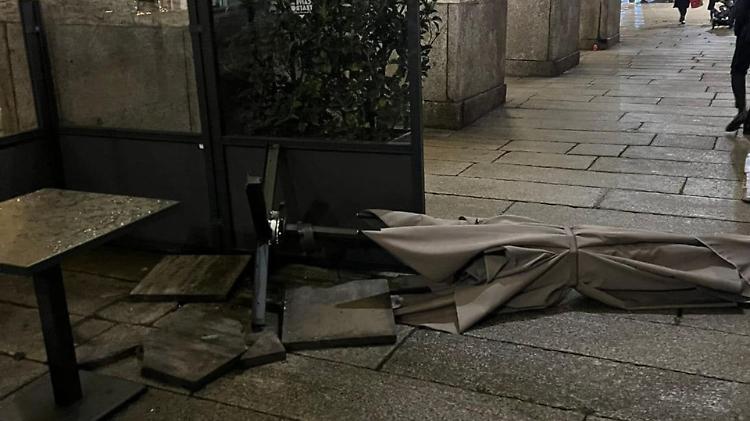 Giovane ubriaco danneggia un ombrellone del Caffè del Teatro Ponchielli