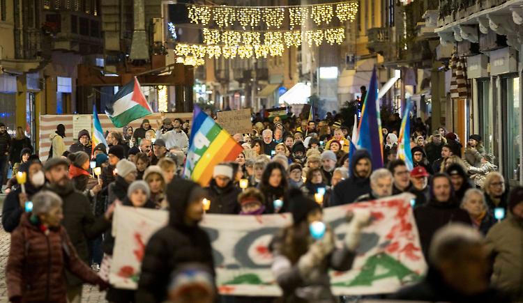 Fiaccolata per la pace e luci di Natale per dire «Stop» agli orrori a Gaza