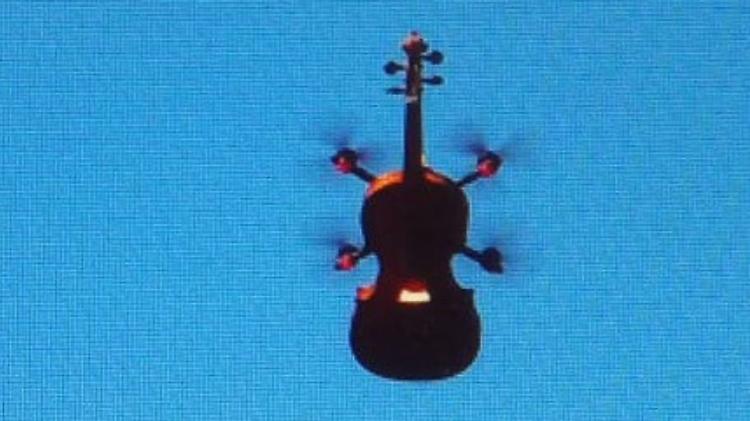 Un violino volante sorvola la piazza gonzaghesca