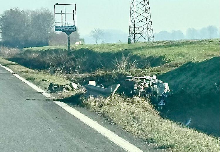 Perde il controllo dell'auto e finisce nel fosso