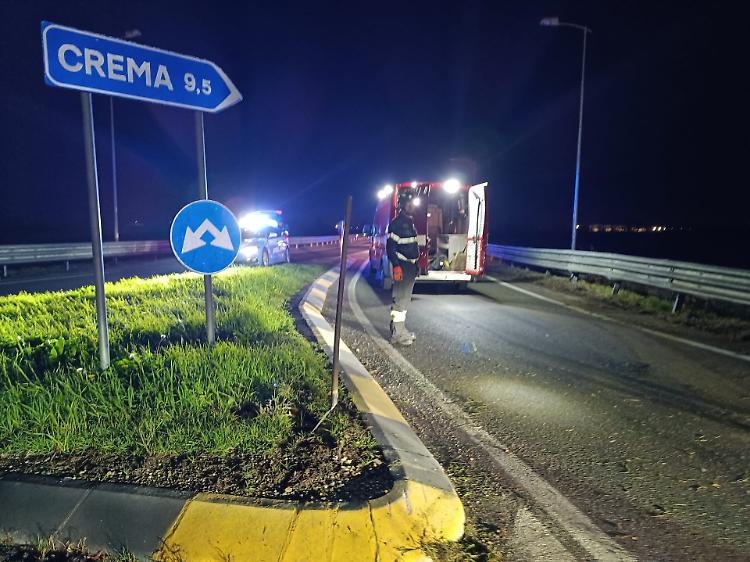 Tre fuori strada: sott'accusa la  rotatoria al buio, 4 feriti