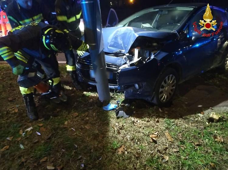 Con l'auto si schianta contro un palo: 58enne gravemente ferito