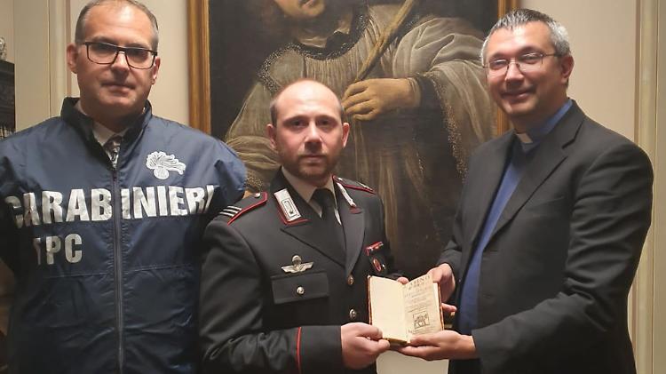 &ldquo;L&rsquo;asino d&rsquo;oro&rdquo; di Lucio Apuleio restituito dall'Arma alla biblioteca del seminario di Cremona