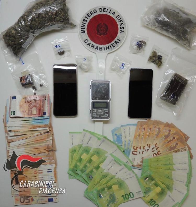 Droga pronta per le feste trovata in casa a Monticelli: due arresti