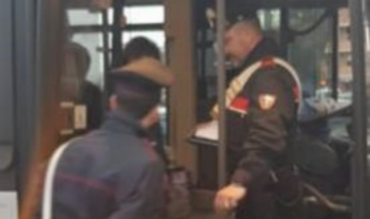 Altro autista aggredito, petardi lanciati sul pullman