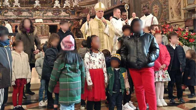 Mons. Napolioni e i bambini a una voce: «Vogliamo la pace»