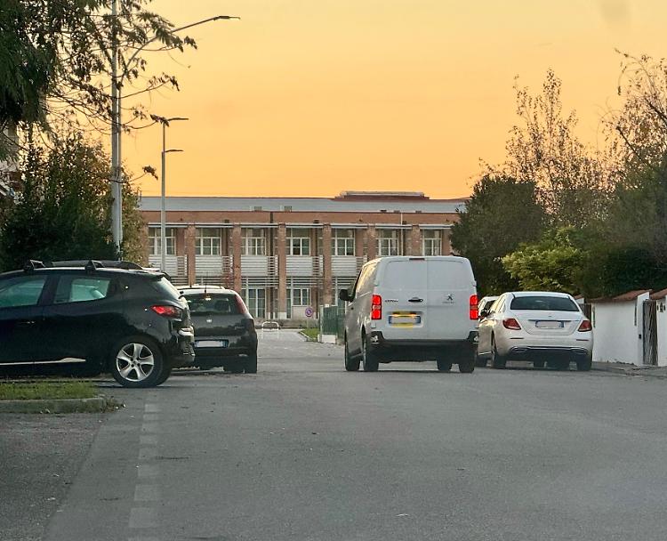 I residenti non cedono: «Via Adua è invivibile»