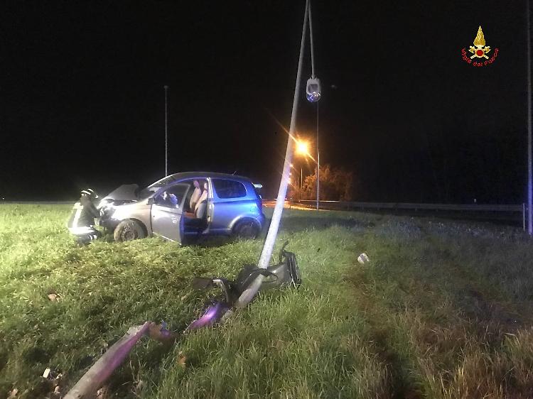 Fuori strada lungo la rotatoria, abbatte un palo della luce