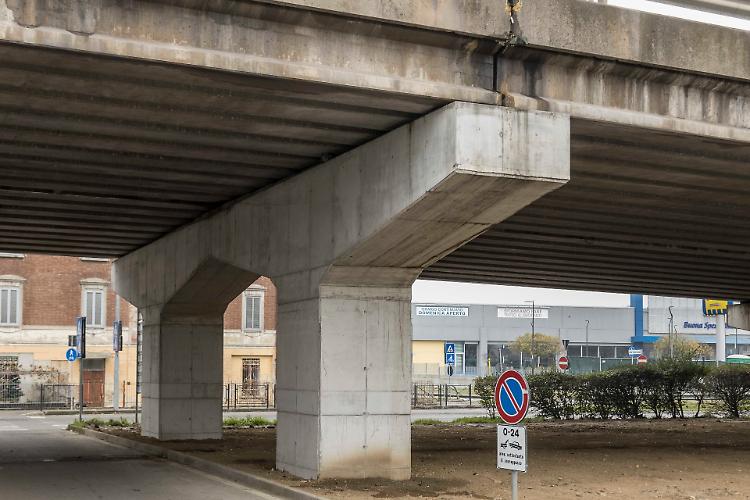 Il sovrappasso senza  ruggine : piloni  e maxi travi rinascono