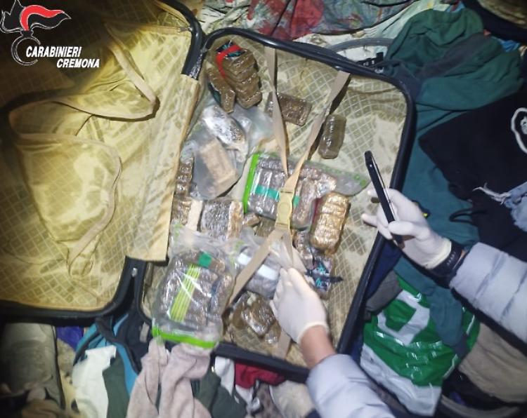 Droga, 70 panetti di hashish per un valore di 200mila euro: arrestata una coppia di 33enni