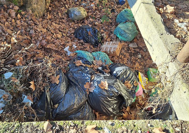 Ex scuola di Cl: discarica all’ombra del cantiere