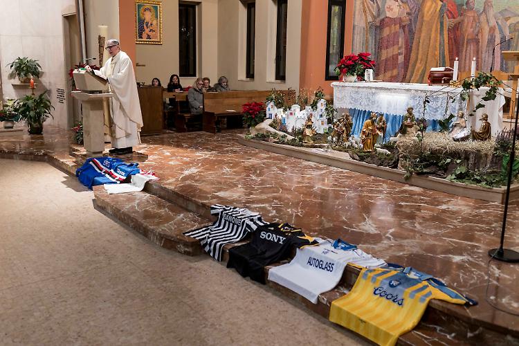 Gianluca, ricordi e lacrime nell’abbraccio di Cristo Re 