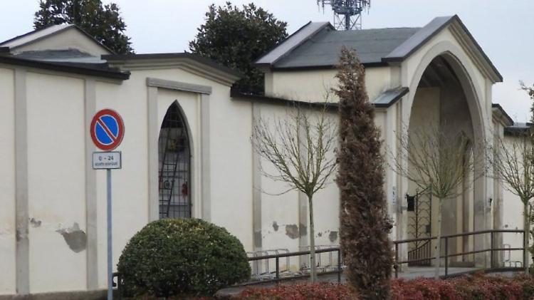 Ladri di fiori al cimitero, l'appello: «Servono telecamere»