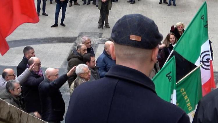 Acca Larentia, dopo la commemorazioni ufficiale anche "presente" e saluti romani