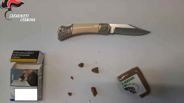 In auto con la droga e un coltello di 20 cm, due denunce e una segnalazione