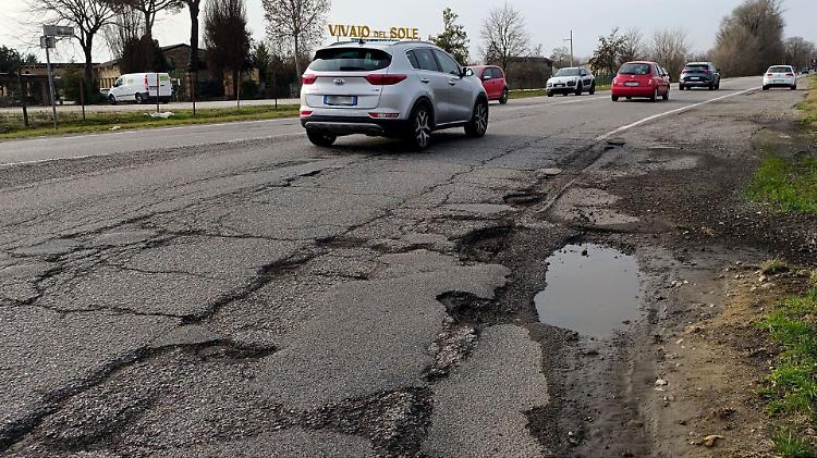Viabilità compromessa: dopo la pioggia è slalom tra le buche