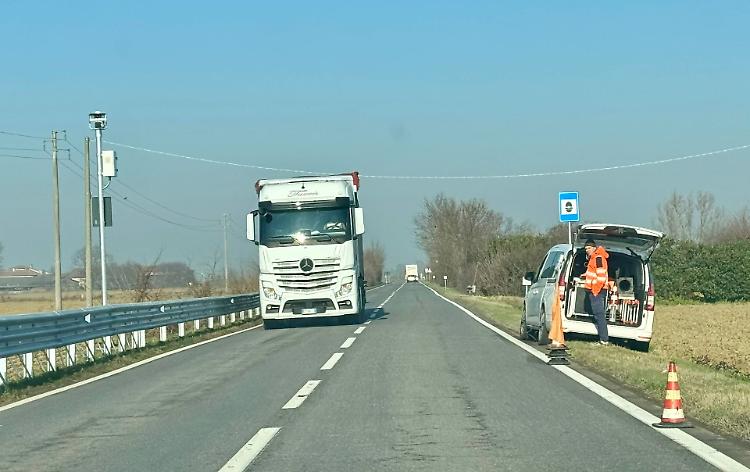 Autovelox fisso: installazione in corso lungo la statale 343 Asolana