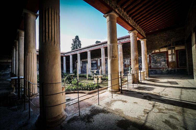 La maledizione di Pompei: donna restituisce le pietre rubate